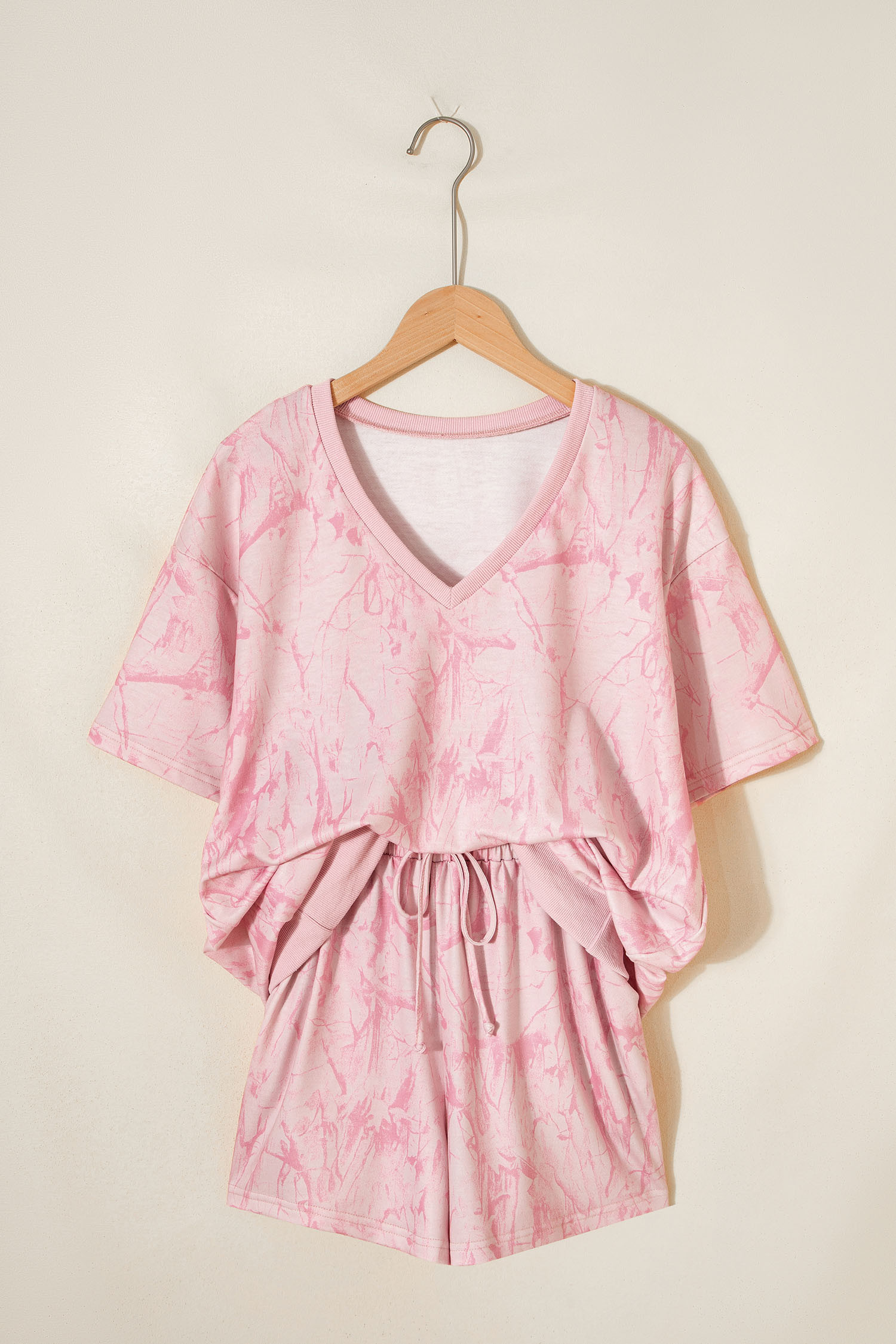 粉色抽象印花 V 领宽松 T 恤抽绳短裤 2 件装 LC629047
