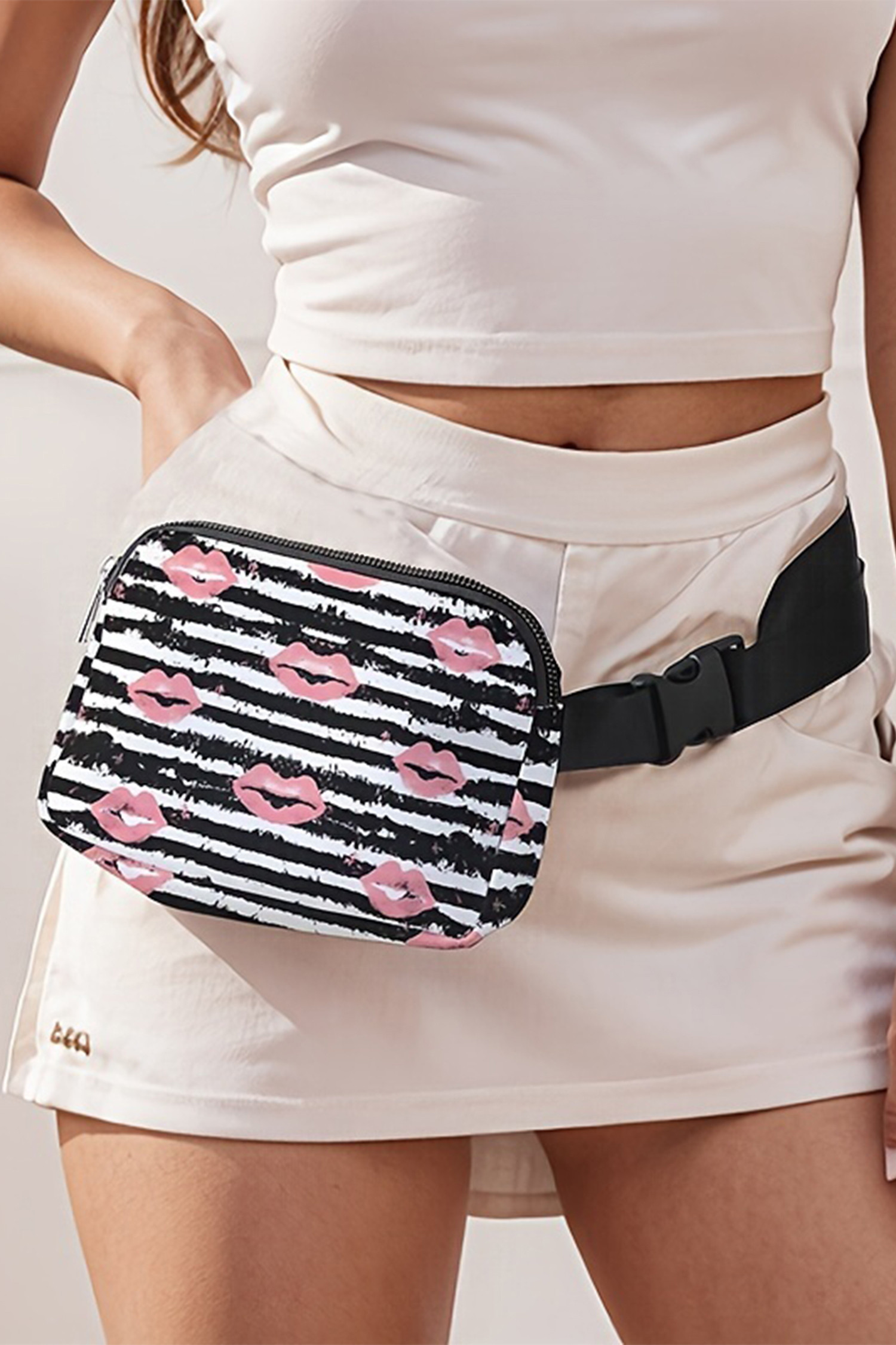 黑色复古染色条纹亲吻嘴唇印花斜挎包 BH031559