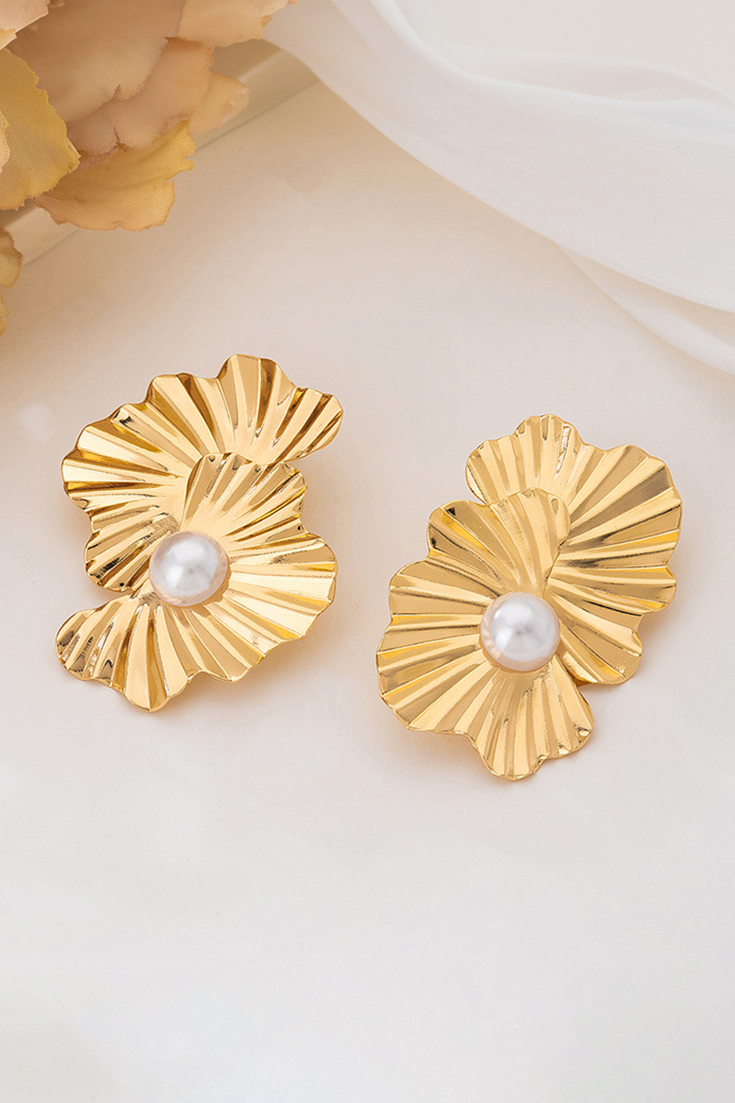 镀金脊状花朵珍珠镶嵌耳环 BH014844