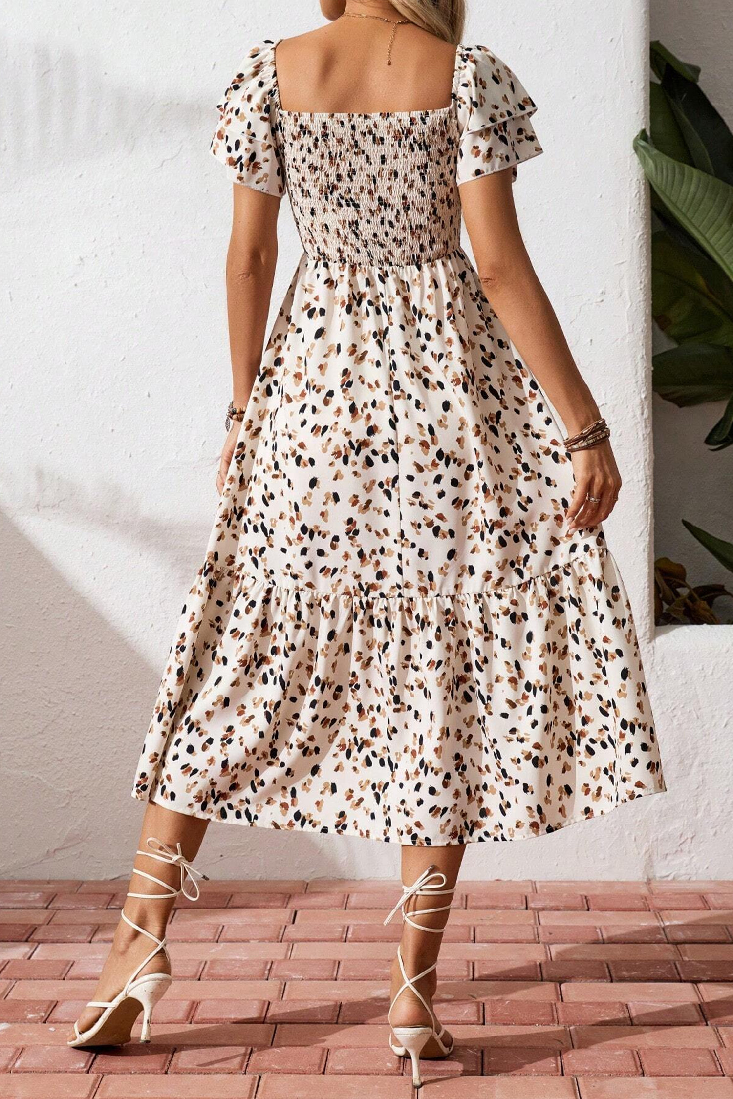 米色 Ditsy 花卉印花抽褶方领荷叶边短袖连衣裙 LC6128257