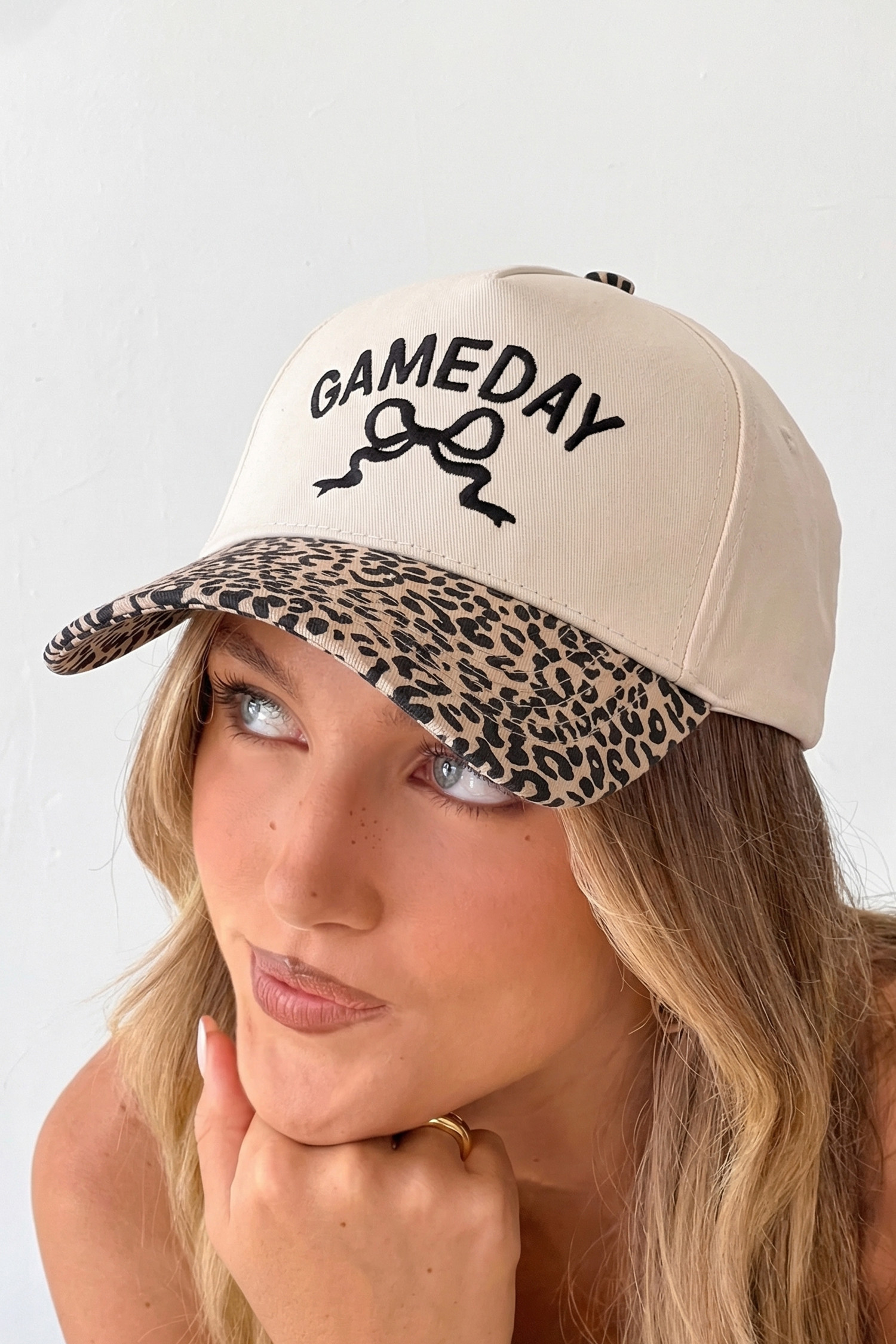 黑色豹纹撞色 GAMEDAY 蝴蝶结刺绣棒球帽 BH043743