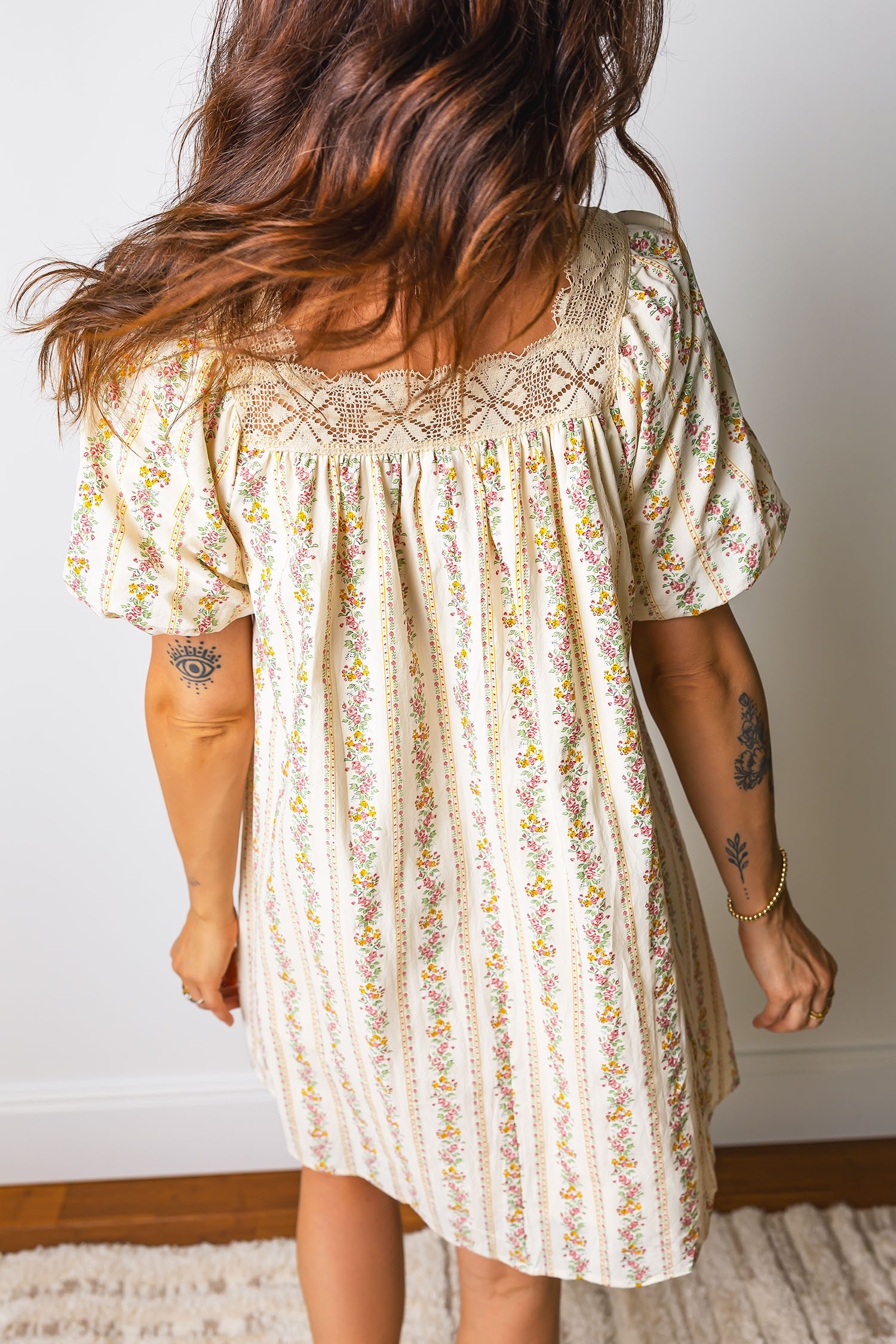 多色花卉印花撞色丝带蝴蝶结蕾丝边方领迷你连衣裙 LC6128245