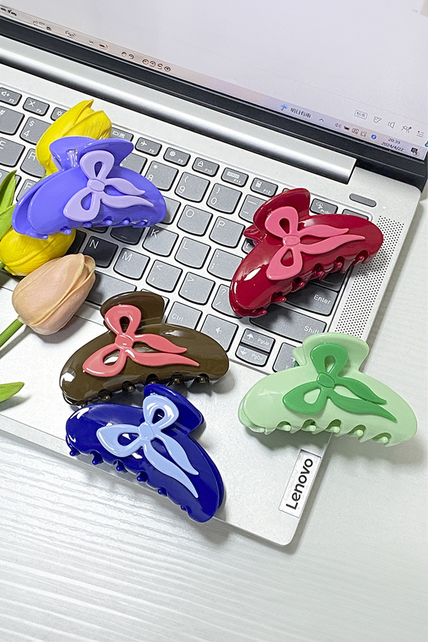 红色大丽花对比蝴蝶结细节轻质塑料发夹 BH043738