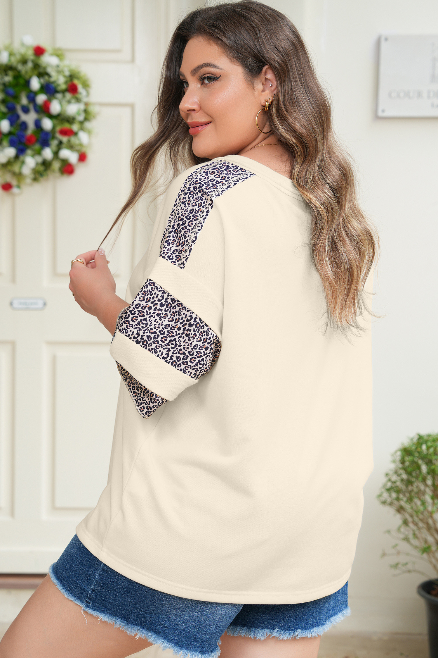 杏色V领露缝豹纹拼色半袖上衣 PL2514994