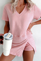 浅粉色矿泉水 V 领 T 恤搭配裙裤套装