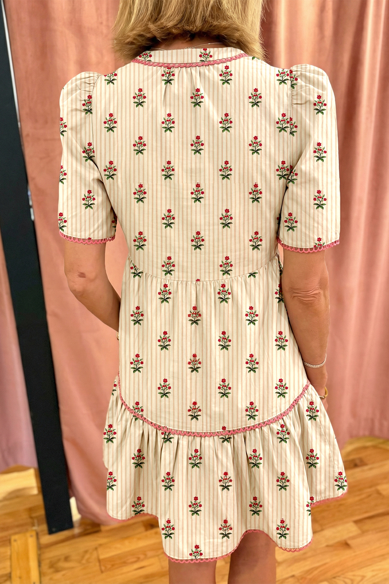 杏色条纹花卉印花撞色细节荷叶边下摆短连衣裙 LC6128317