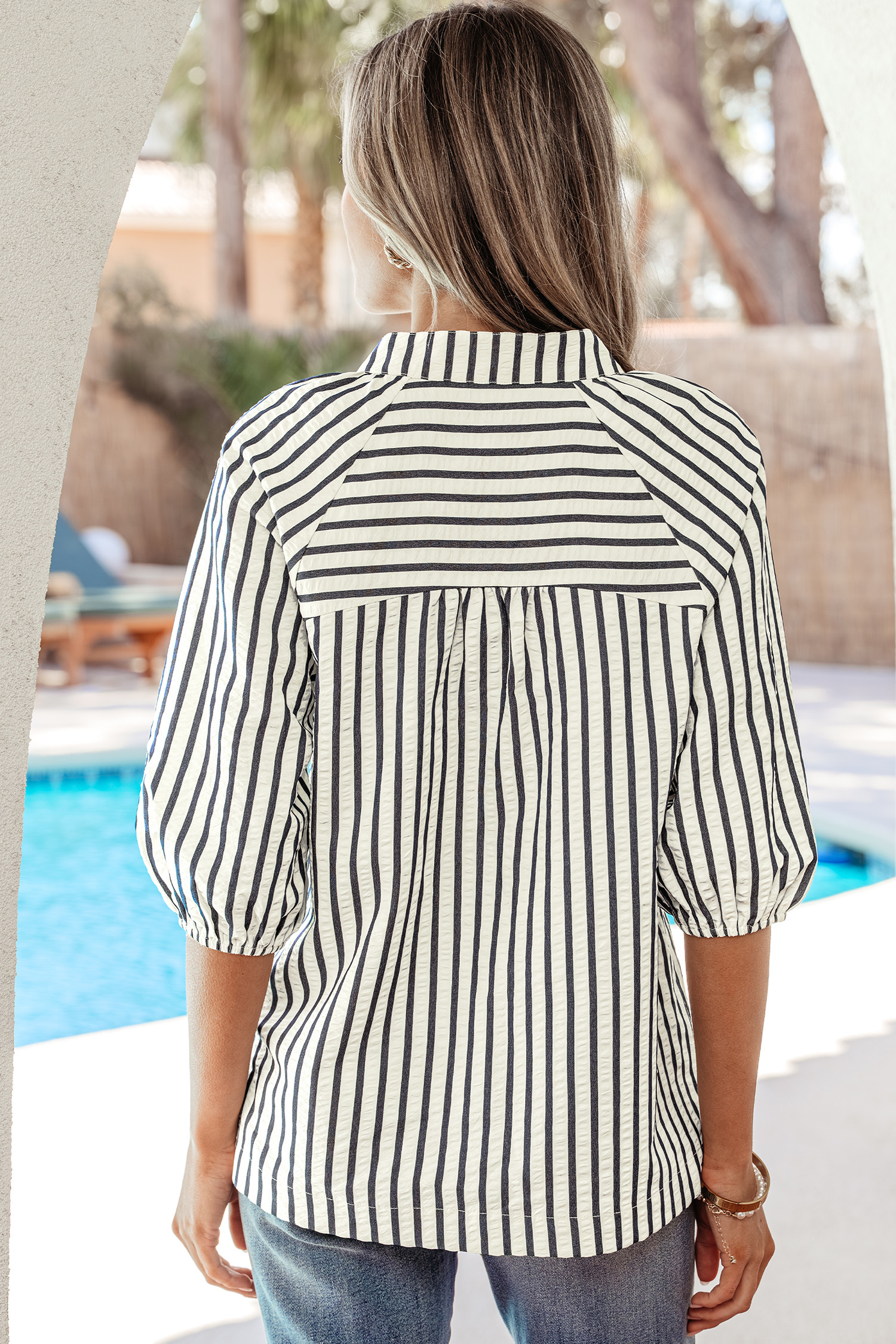 蓝色条纹花卉刺绣细节 V 领短袖衬衫 LC25135922