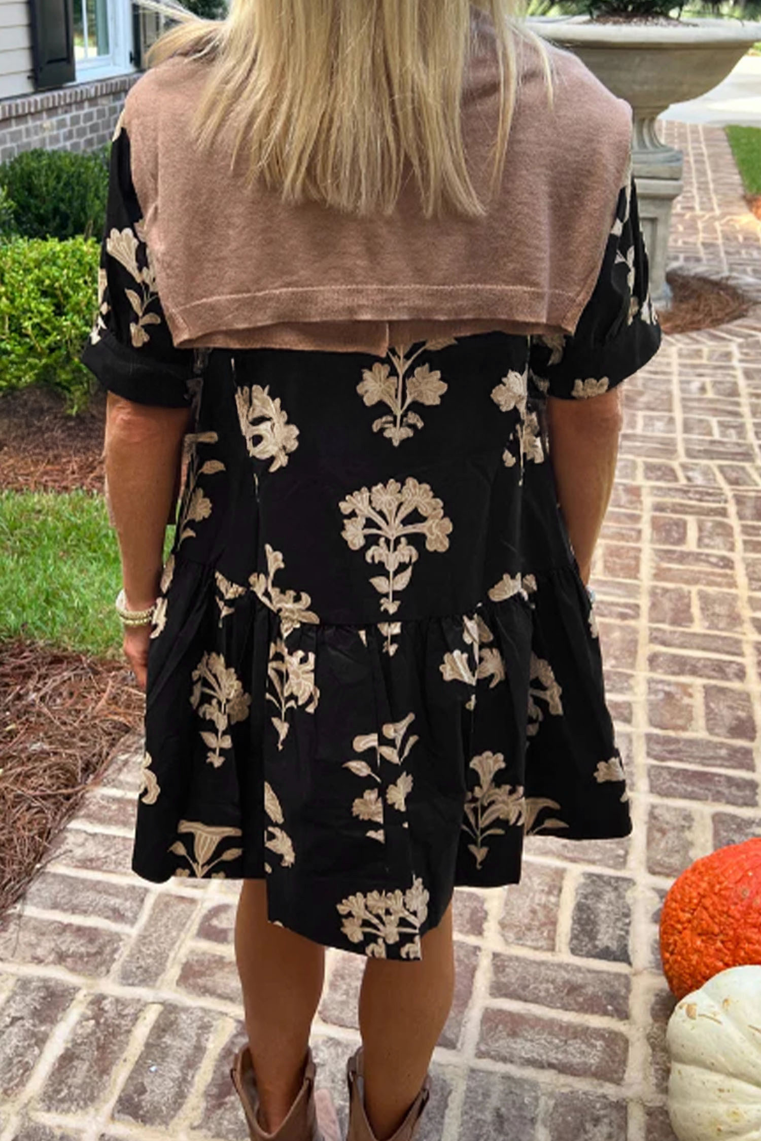 黑色褶边 V 领泡泡短袖花卉迷你连衣裙 LC6127916