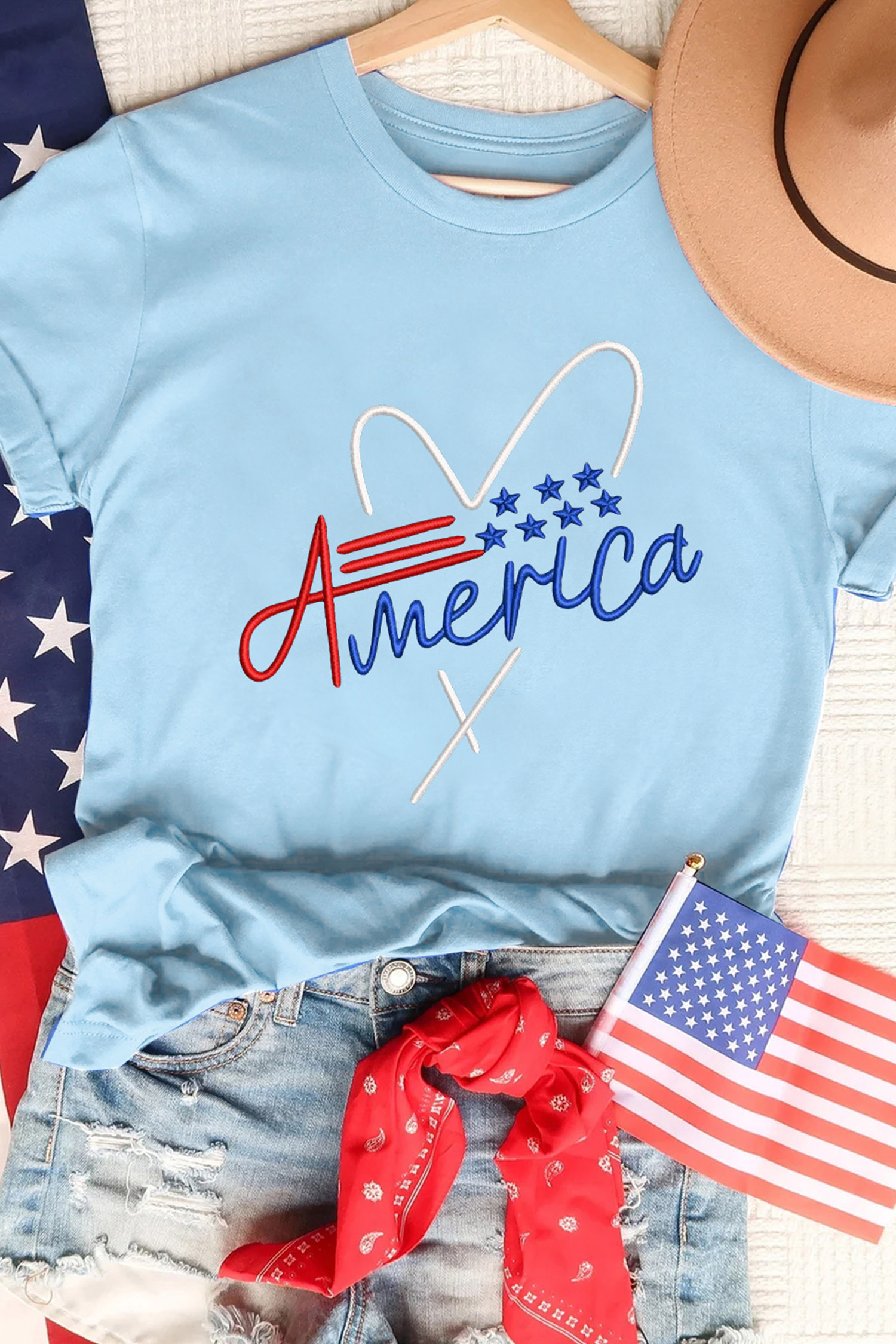 浅蓝色 Love America 刺绣图案 T 恤 LC25232029