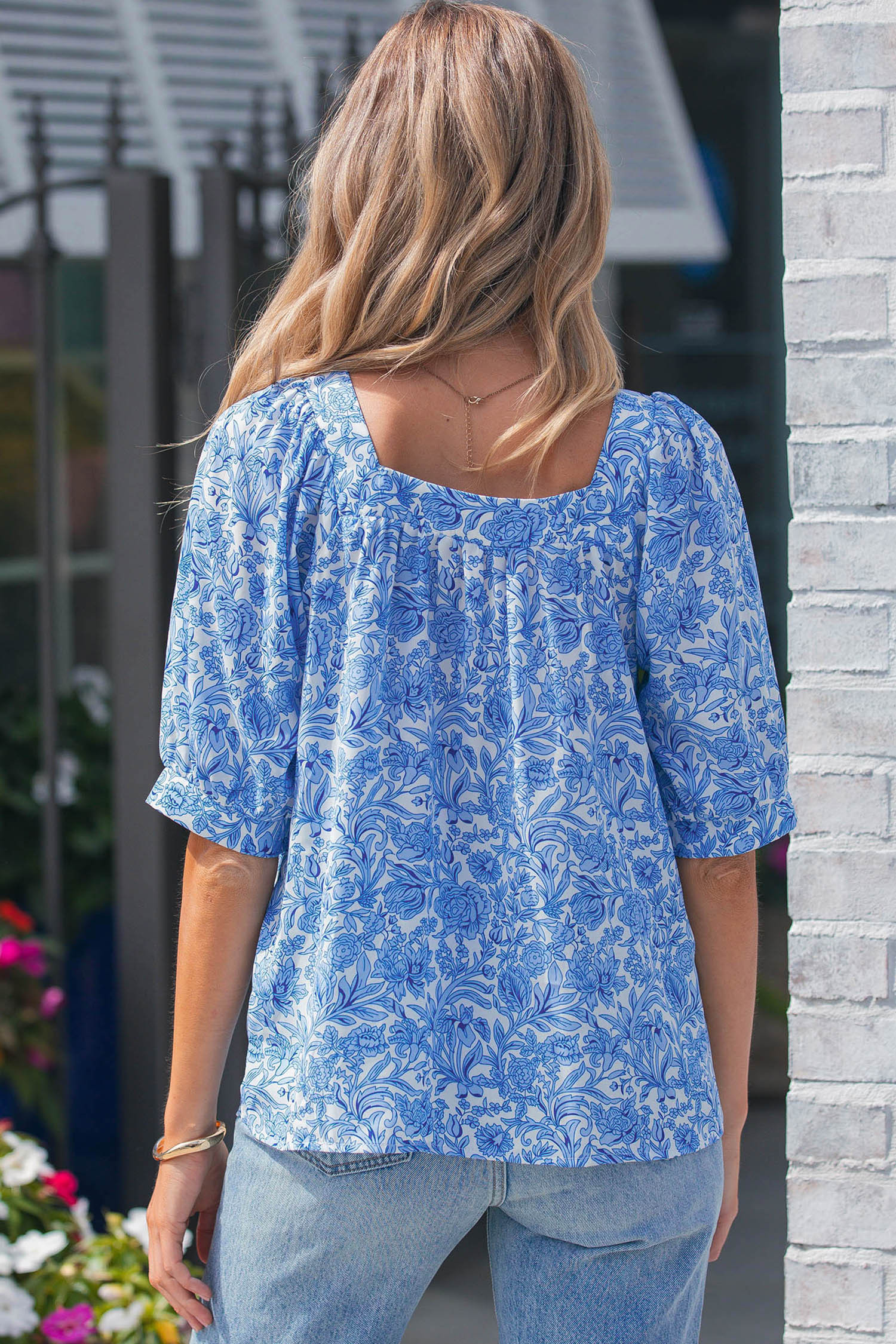 天蓝色方领短泡泡袖百褶碎花衬衫 LC25136605