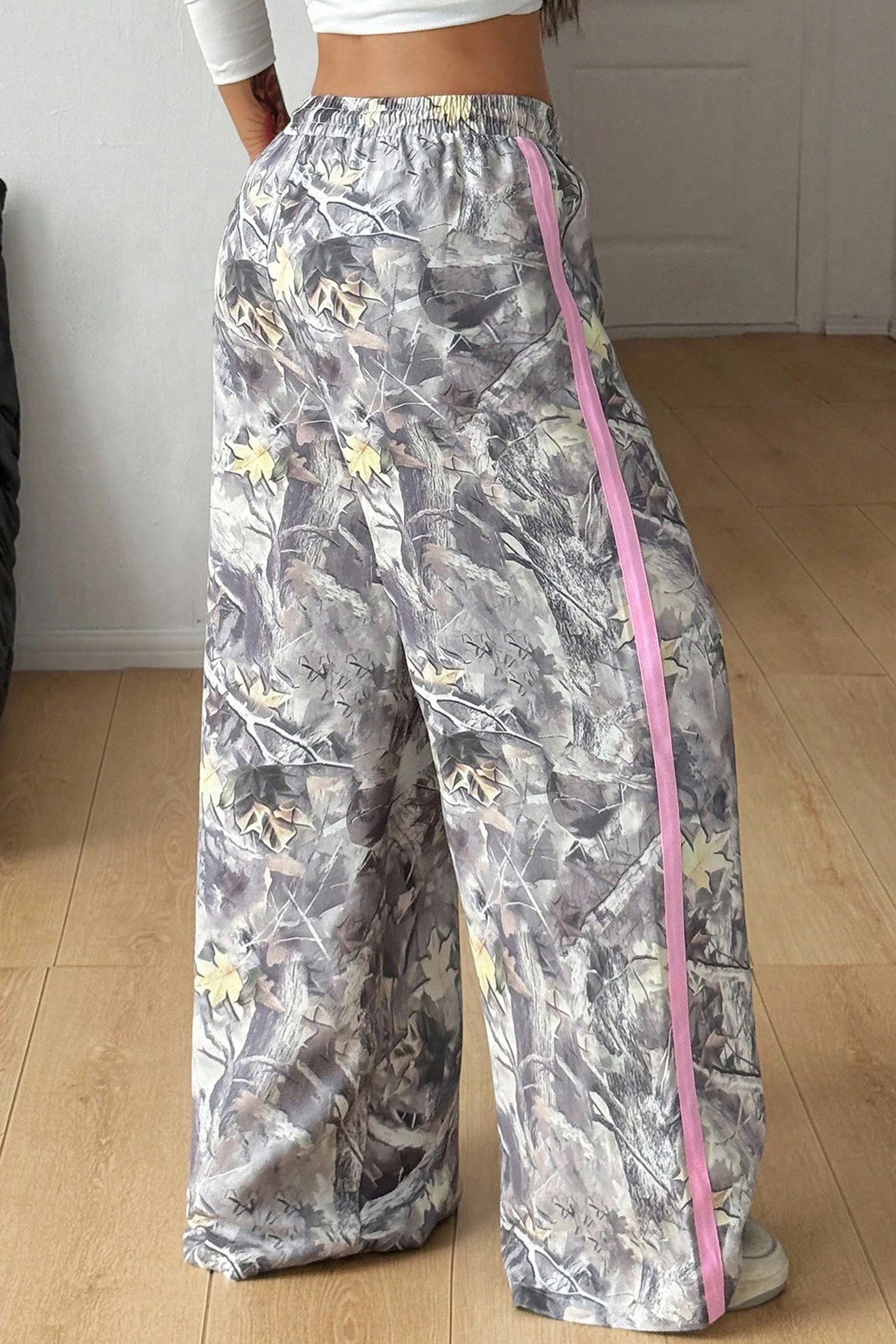 灰色迷彩林地印花色块细节抽绳阔腿运动裤 LC7714478