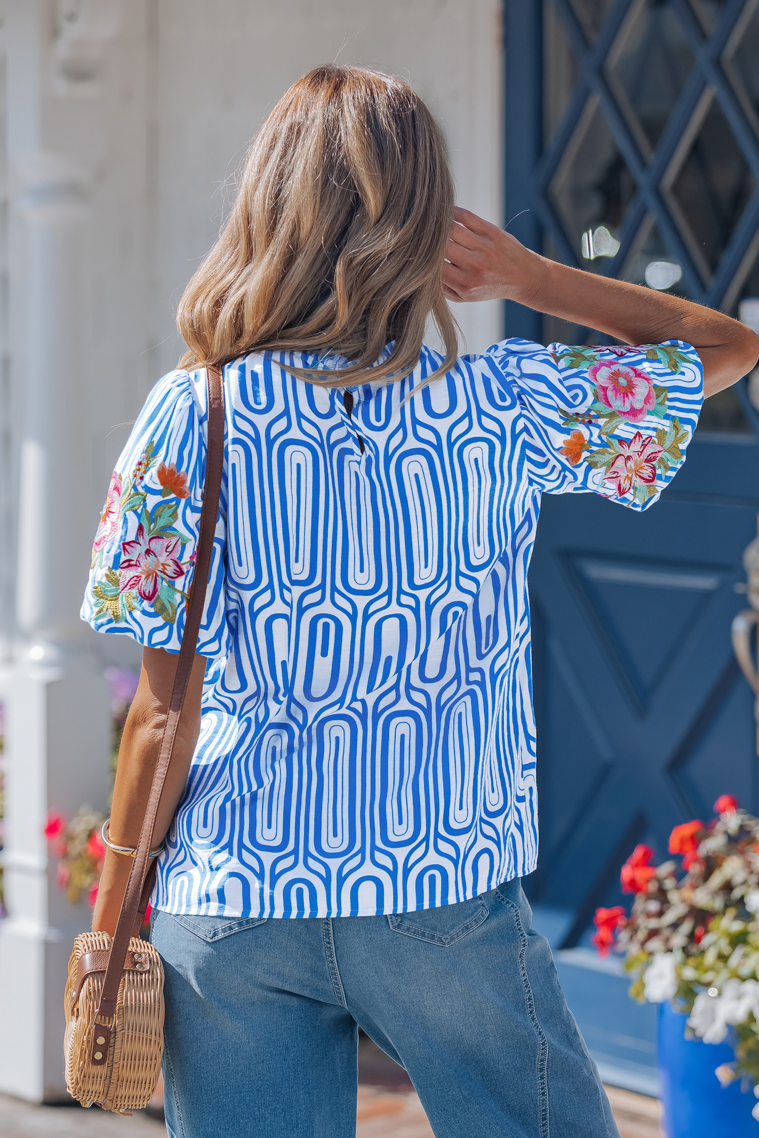 天蓝色独特几何印花花卉刺绣泡泡袖衬衫 LC25136437