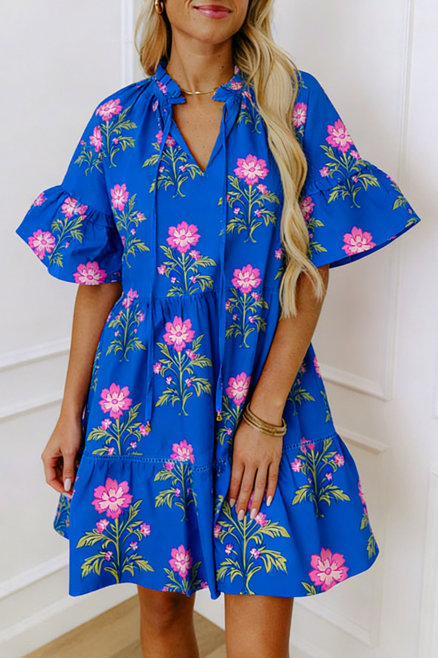 蓝色V领短袖宽松花朵连衣裙 