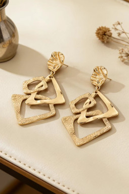 金色大胆镶钉几何吊坠耳环