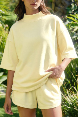 黄色奶油色纯色露缝小高领超大 T 恤休闲短裤 2 件套