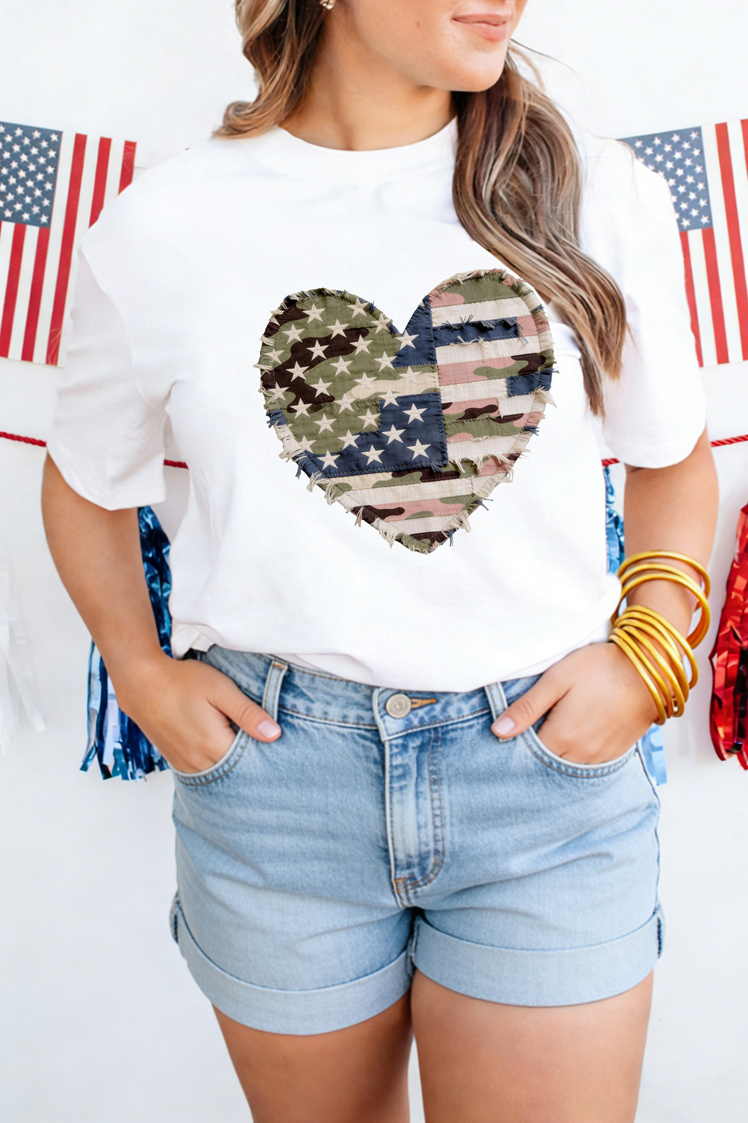 带有美国国旗和迷彩印花的白色爱国心形图案 T 恤 LC25232063