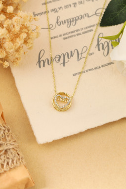 金色妈妈心形吊坠项链镶有闪亮方晶锆石