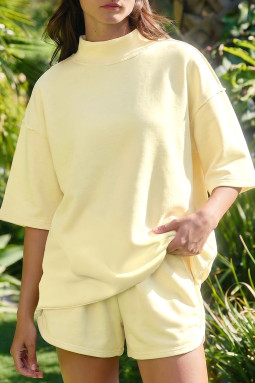 黄色奶油色纯色露缝小高领超大 T 恤休闲短裤 2 件套