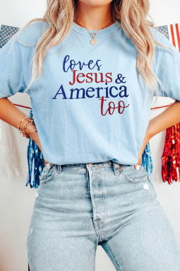 浅蓝色 Loves Jesus & America Too 爱国标语刺绣 T 恤
