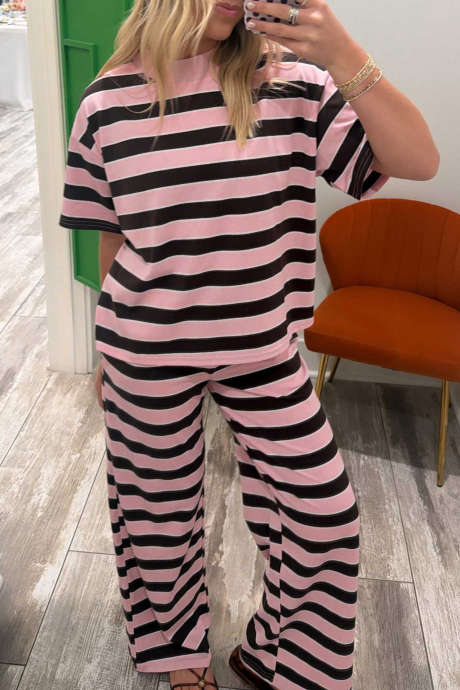 粉色条纹宽松 T 恤和裤子两件套
