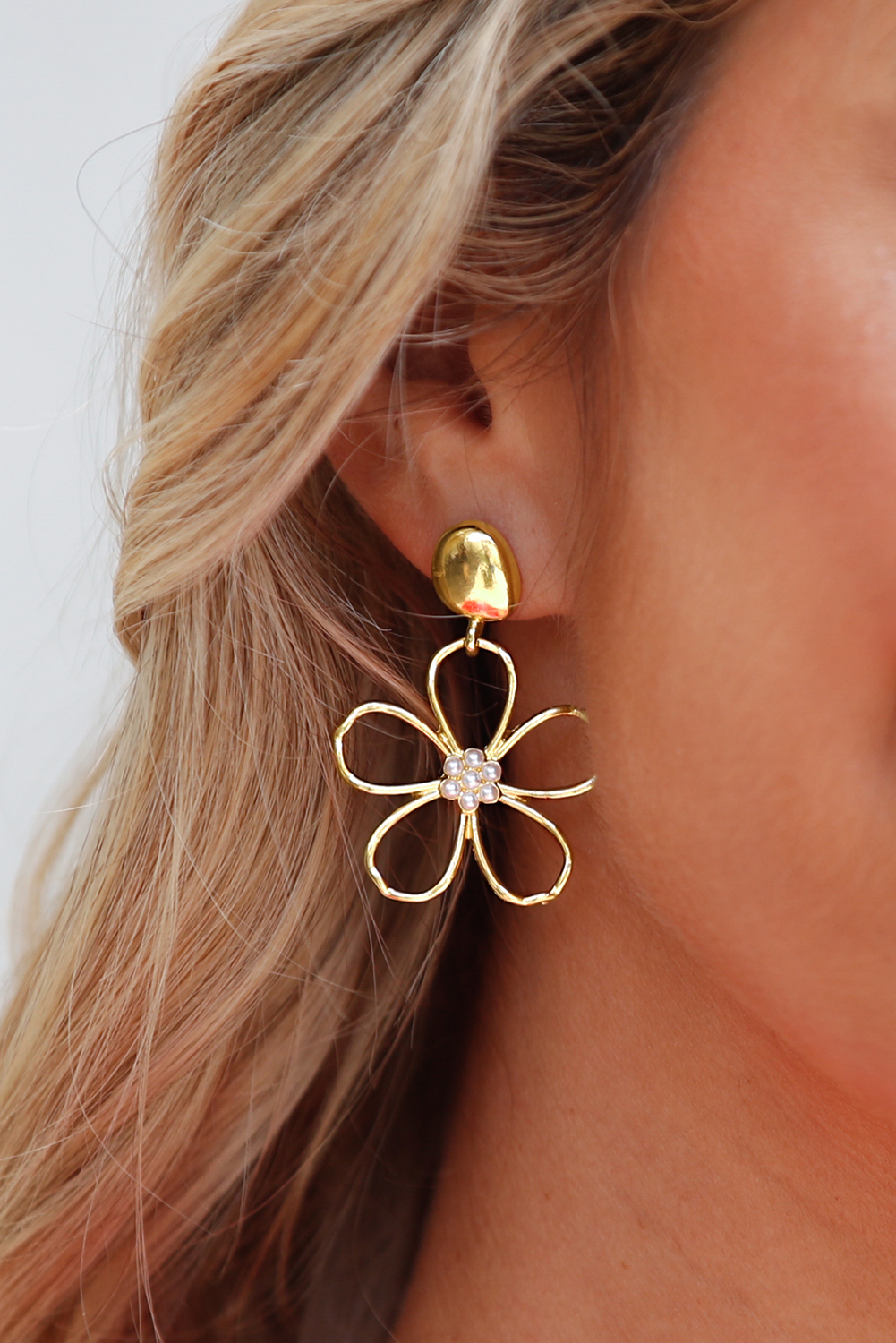Gold Vintage Cut Out Flower Pearl Decor Stud Earrings