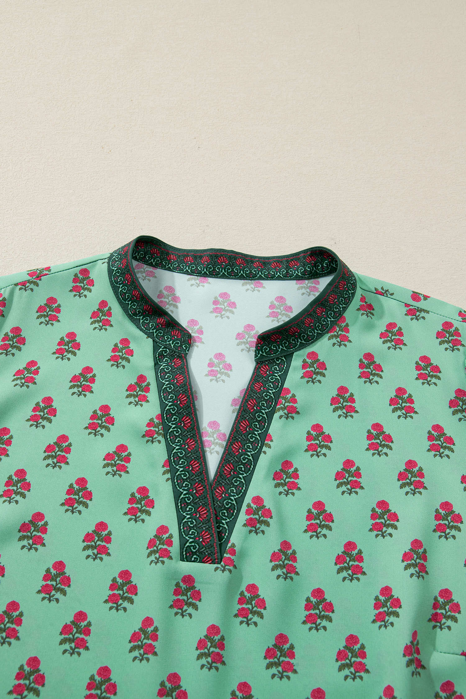 Plus Size Green  Floral Print Contrast Trim V Neck Bracelet Sleeve Blouse