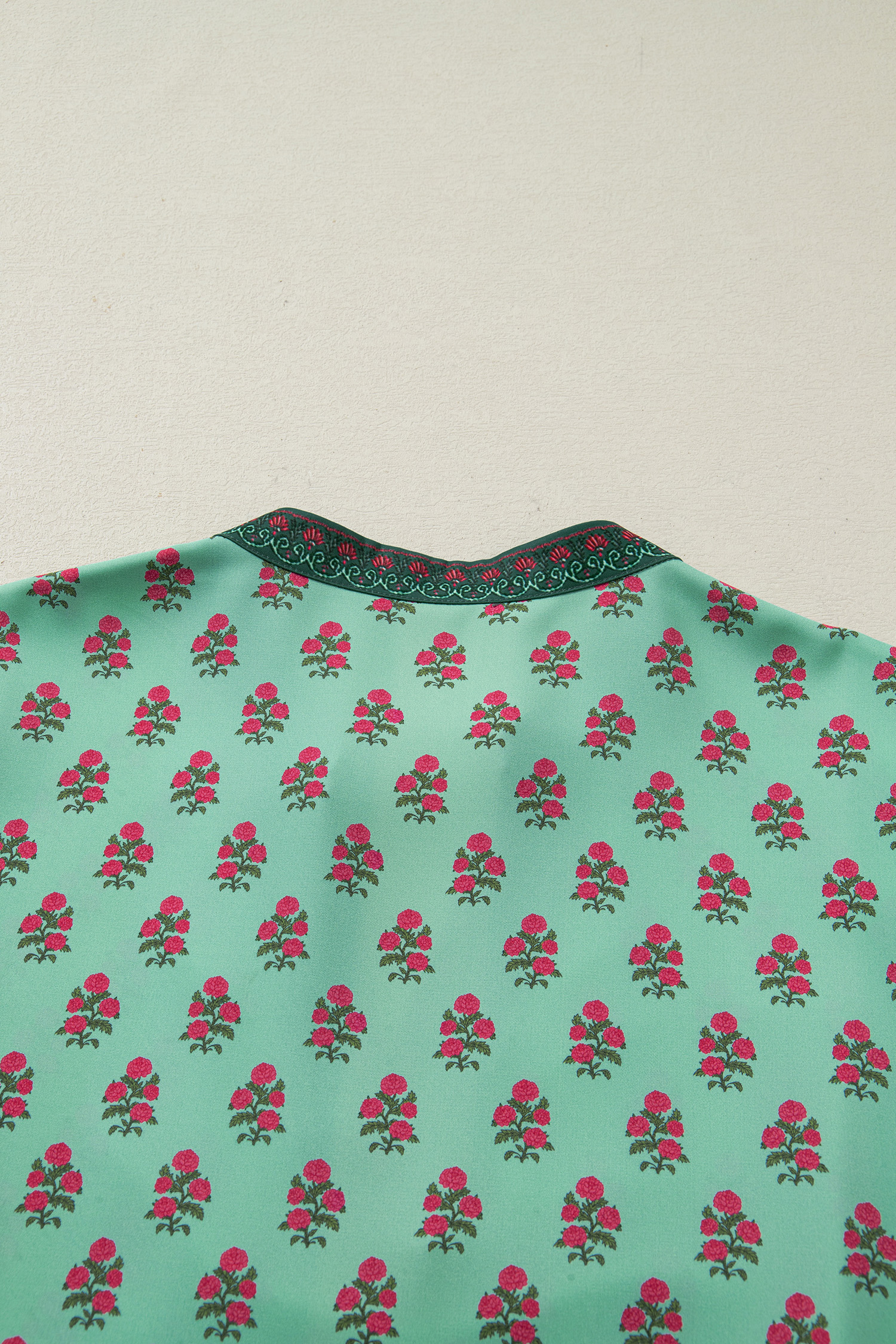 Plus Size Green  Floral Print Contrast Trim V Neck Bracelet Sleeve Blouse