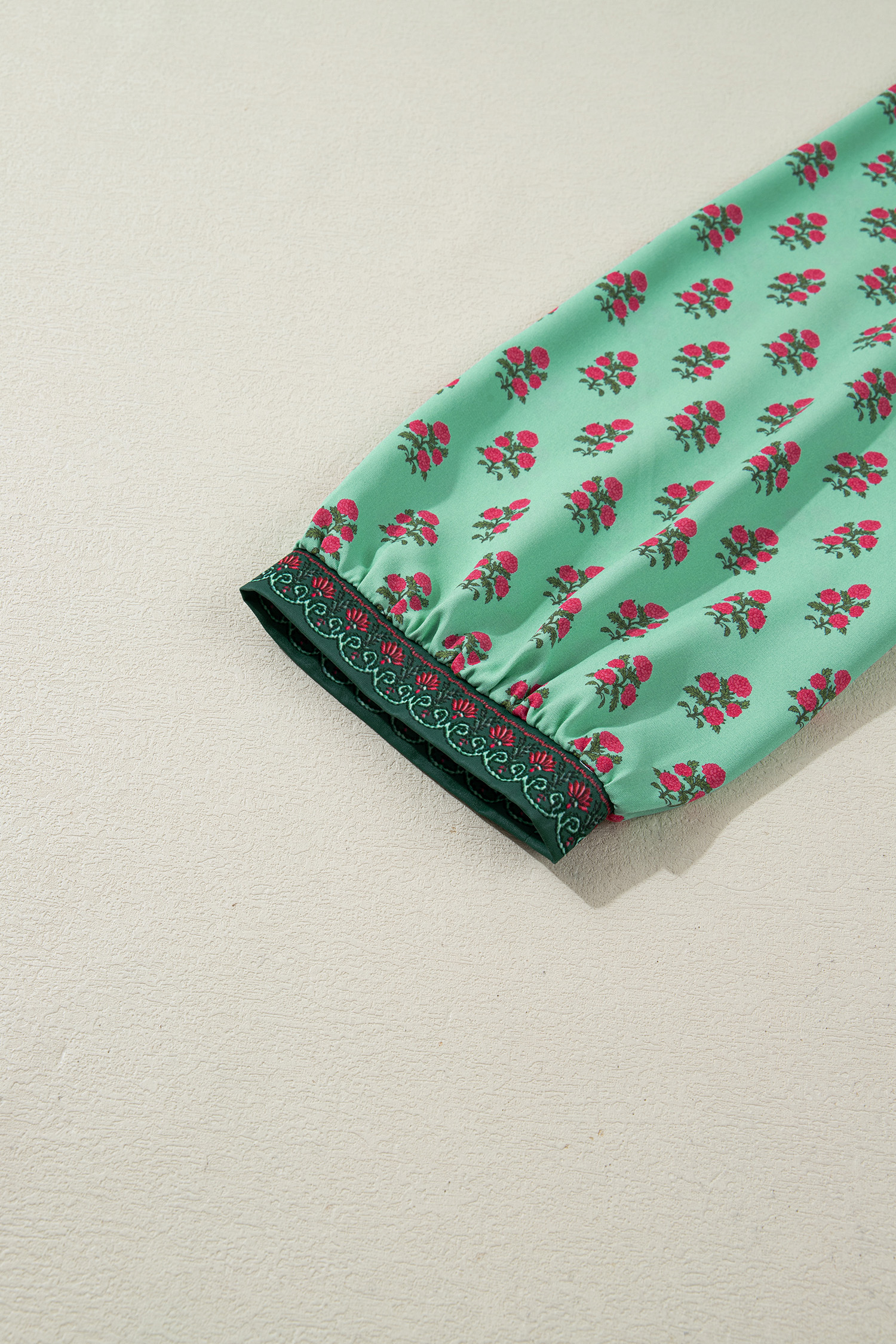 Plus Size Green  Floral Print Contrast Trim V Neck Bracelet Sleeve Blouse