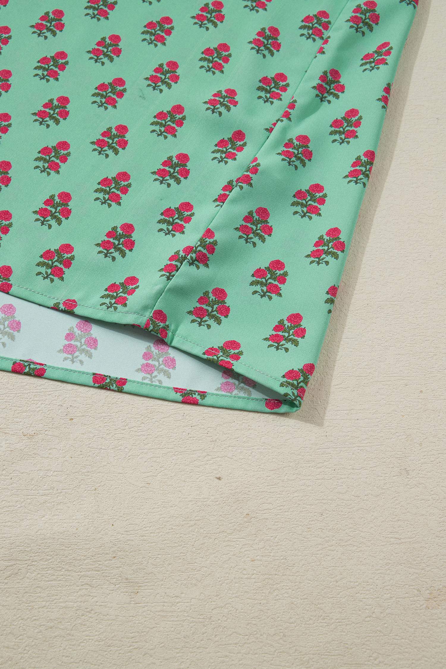 Plus Size Green  Floral Print Contrast Trim V Neck Bracelet Sleeve Blouse