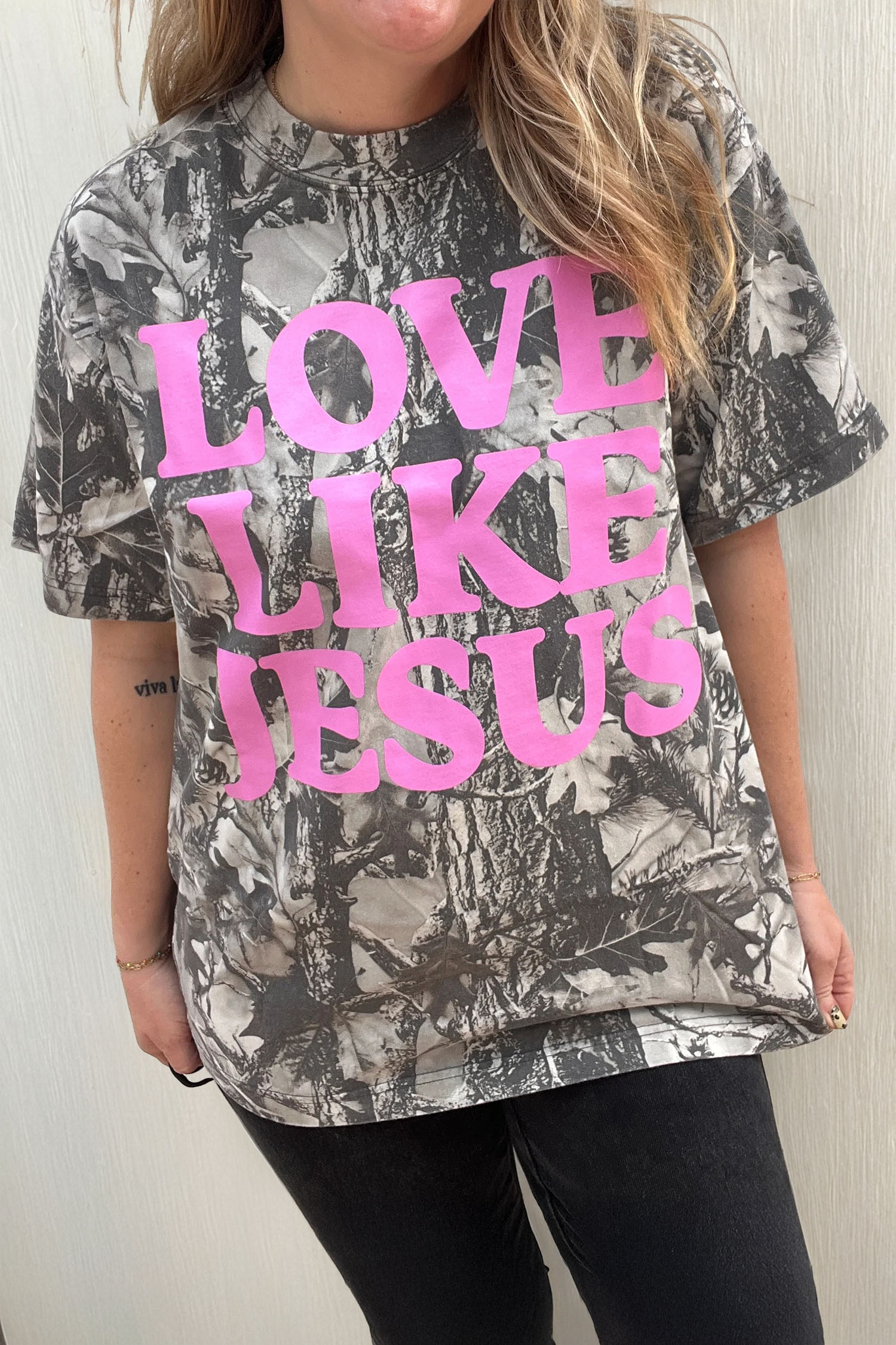 Plus Size Gray Woodland Camouflage LOVE LIKE JESUS  T Shirt