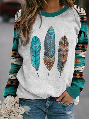 Sudadera verde con estampado de plumas aztecas