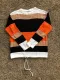 Оранжевый вязаный свитер с цветными блоками