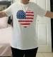 Camiseta blanca con estampado de corazón de bandera americana